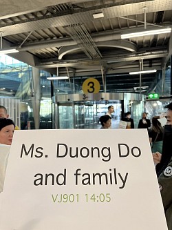 Hold a sign to pick up customers at Suvarnabhumi Airport, meeting point, passenger terminal, 2nd floor, Gate No.3