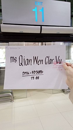 Hold a sign to welcome customers at Don Mueang Airport. For domestic flights, the meeting point is at Domestic Passenger Terminal Terminal 2, 1st Floor, Gate No.11.